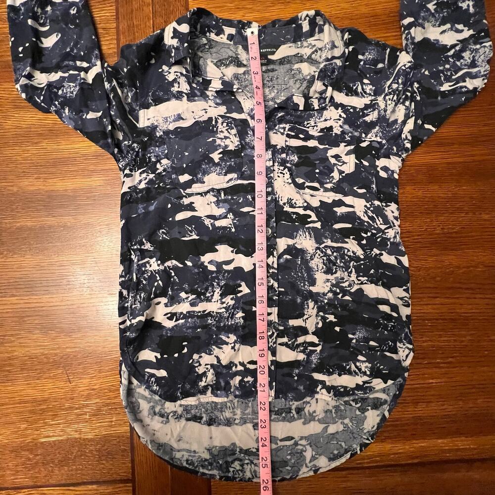 Rock & Republic Blue Camo Long Sleeve Button Up Front Pocket Blouse Size XS - Picture 15 of 16